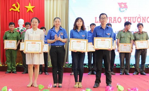 Đ/c Huỳnh Thị Hằng Nga – Bí thư Tỉnh đoàn trao khen thưởng cho các thí sinh đạt giải.